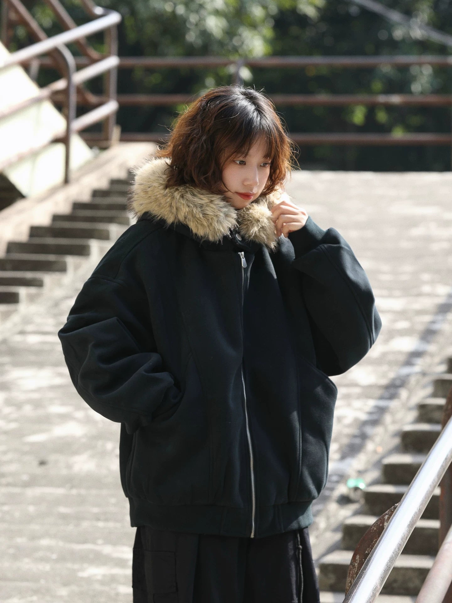 【Onefish Shop】フェイクファー付 ビッグシルエット ジップアップ フードブルゾン LS25123003