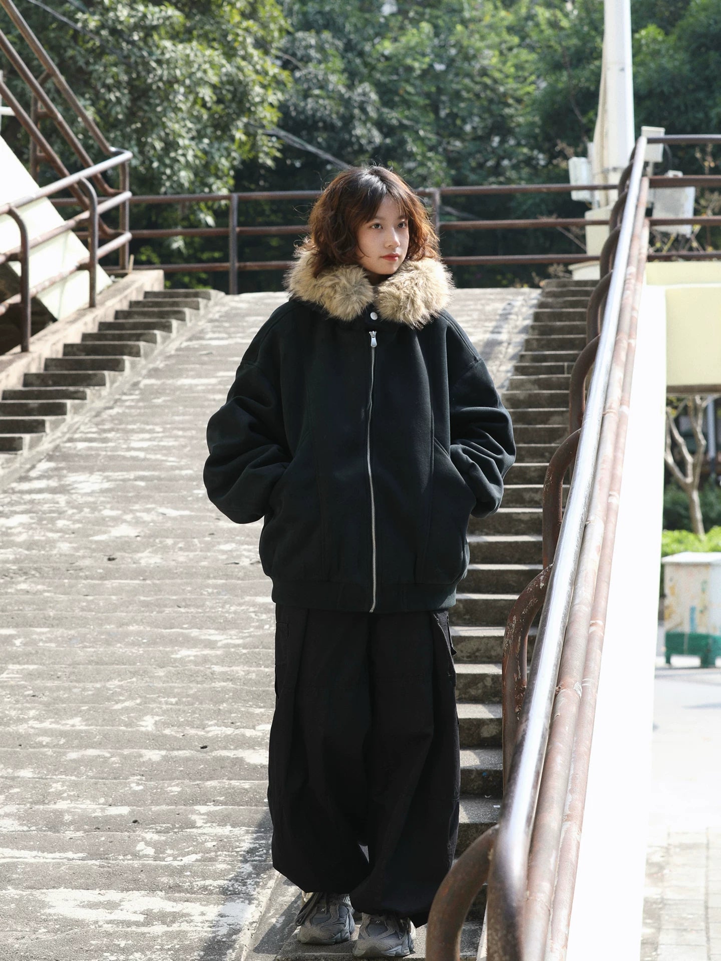 【Onefish Shop】フェイクファー付 ビッグシルエット ジップアップ フードブルゾン LS25123003