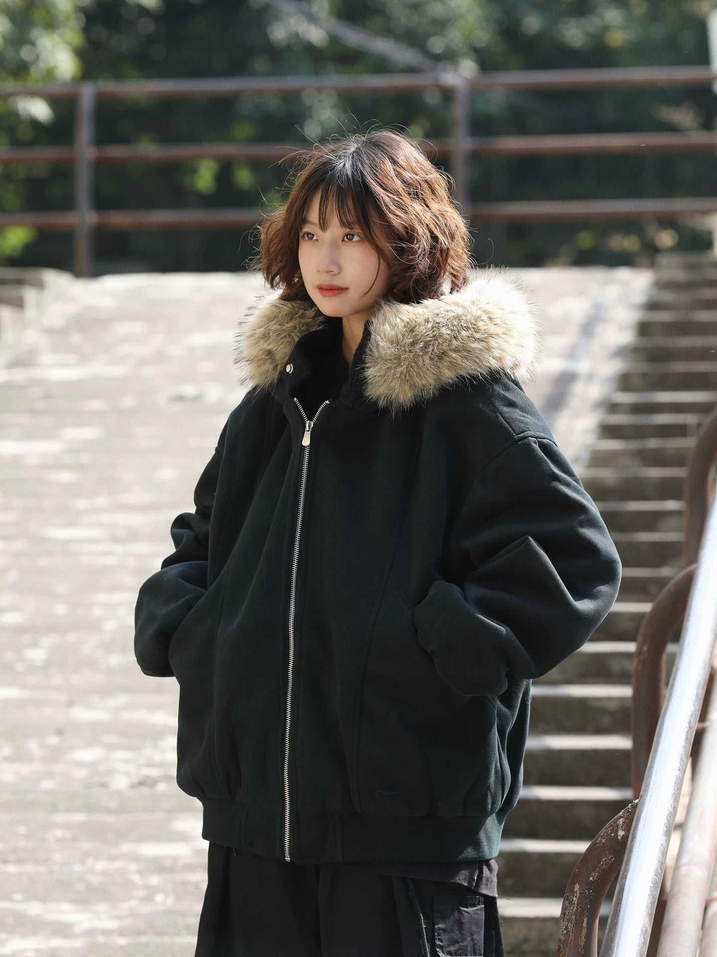 【Onefish Shop】フェイクファー付 ビッグシルエット ジップアップ フードブルゾン LS25123003