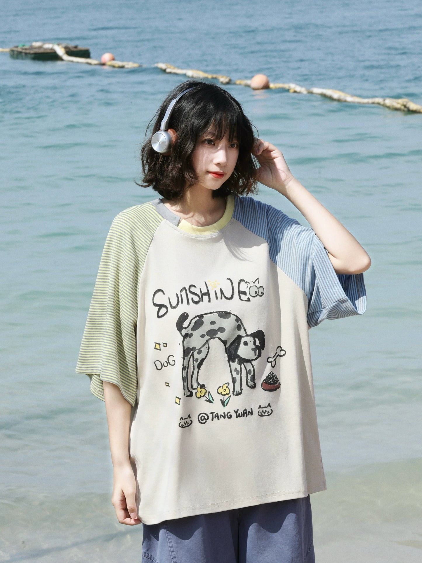 【Onefish Shop】犬の落書き風 ボーダー柄 半袖 Tシャツ 241970