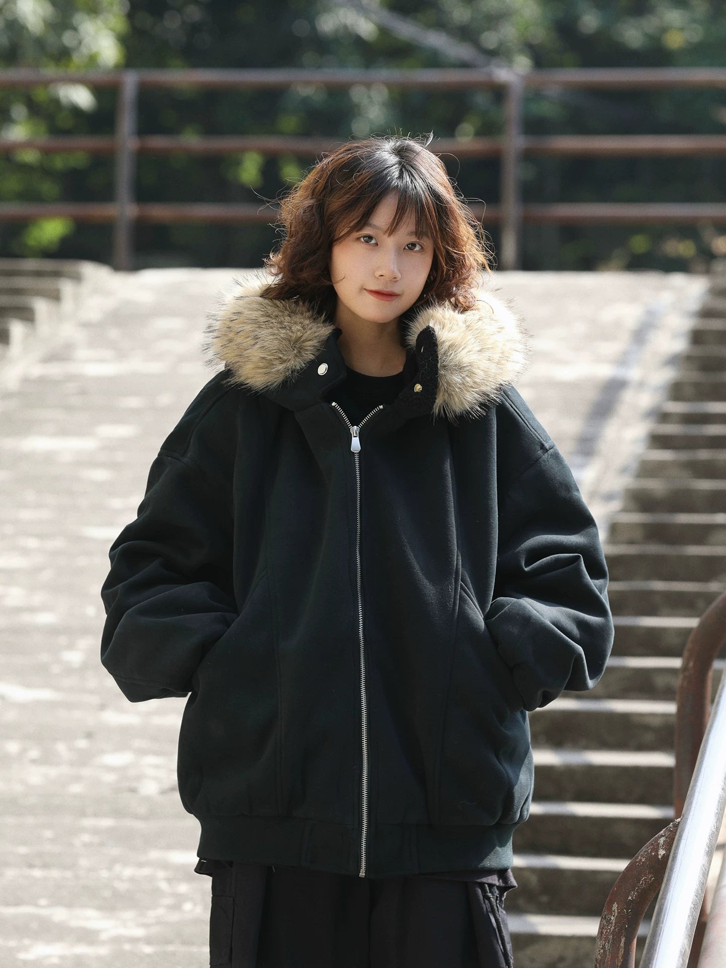 【Onefish Shop】フェイクファー付 ビッグシルエット ジップアップ フードブルゾン LS25123003