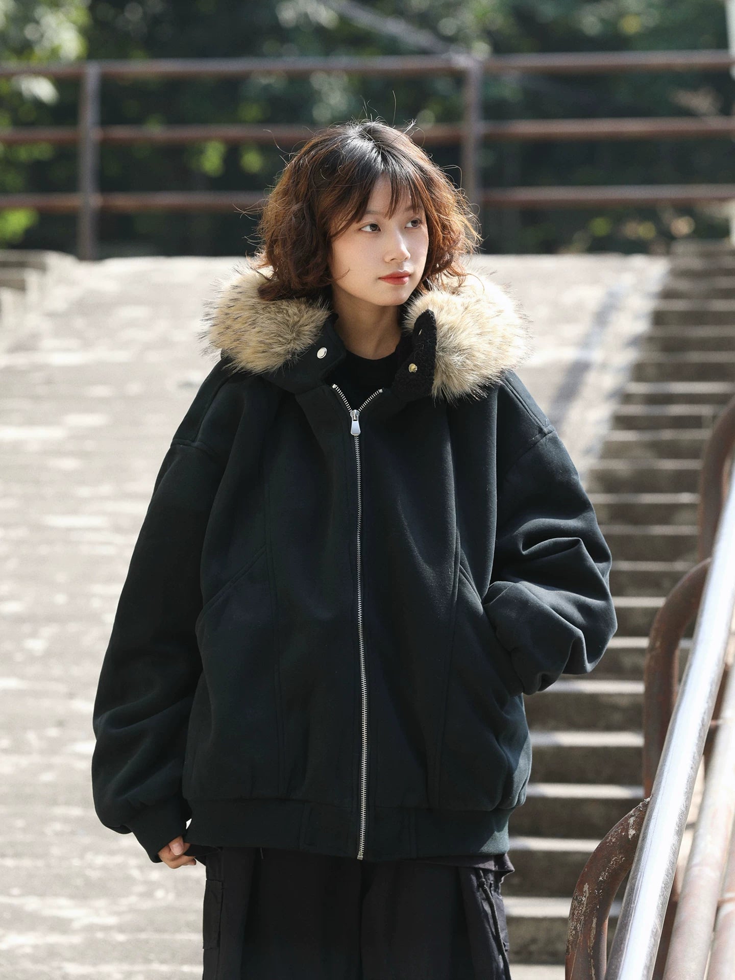 【Onefish Shop】フェイクファー付 ビッグシルエット ジップアップ フードブルゾン LS25123003
